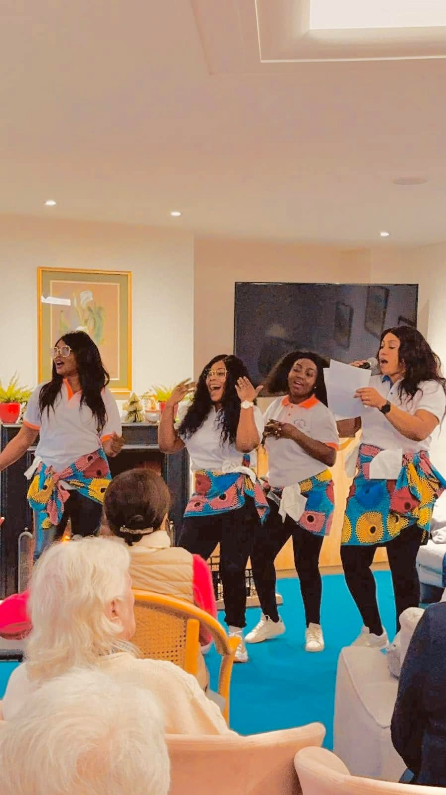 Bénévoles d'Akwaba Eden en tenue traditionnelle ivoirienne chantant et dansant devant les résidents