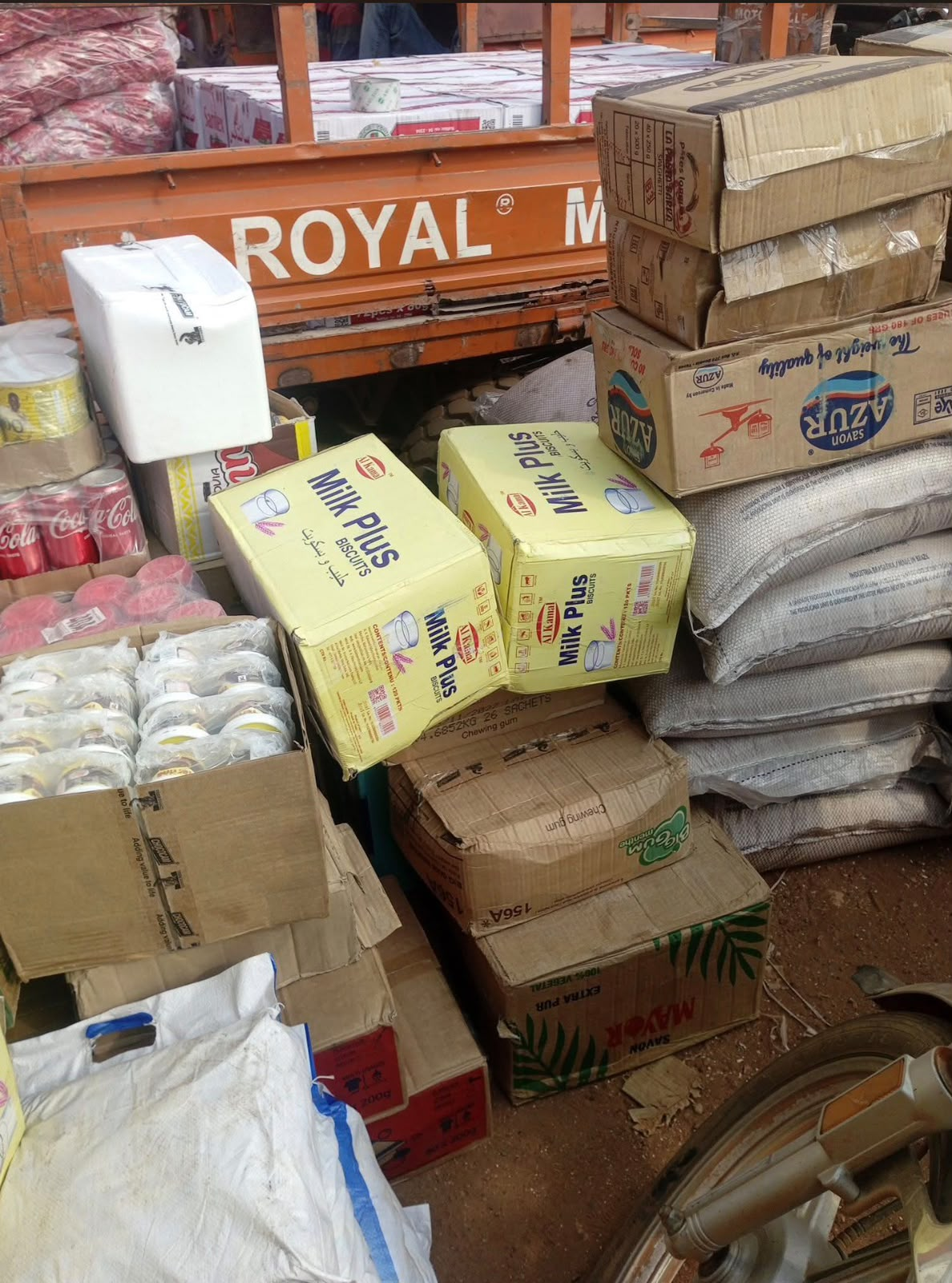 Cartons de vivres (biscuits, savon, produits de première nécessité) acheminés à Bangui pour l'Orphelinat Les Trois Soleils
