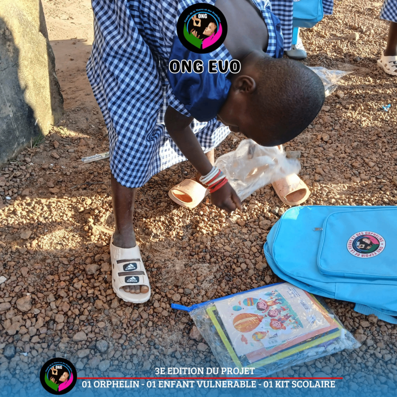 Jeune écolière découvrant le contenu de son kit scolaire (cahiers, trousse) offert par l'association