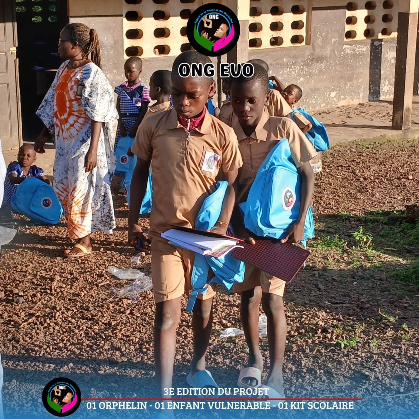 Élèves en uniforme portant leurs nouveaux sacs à dos bleus et cahiers scolaires