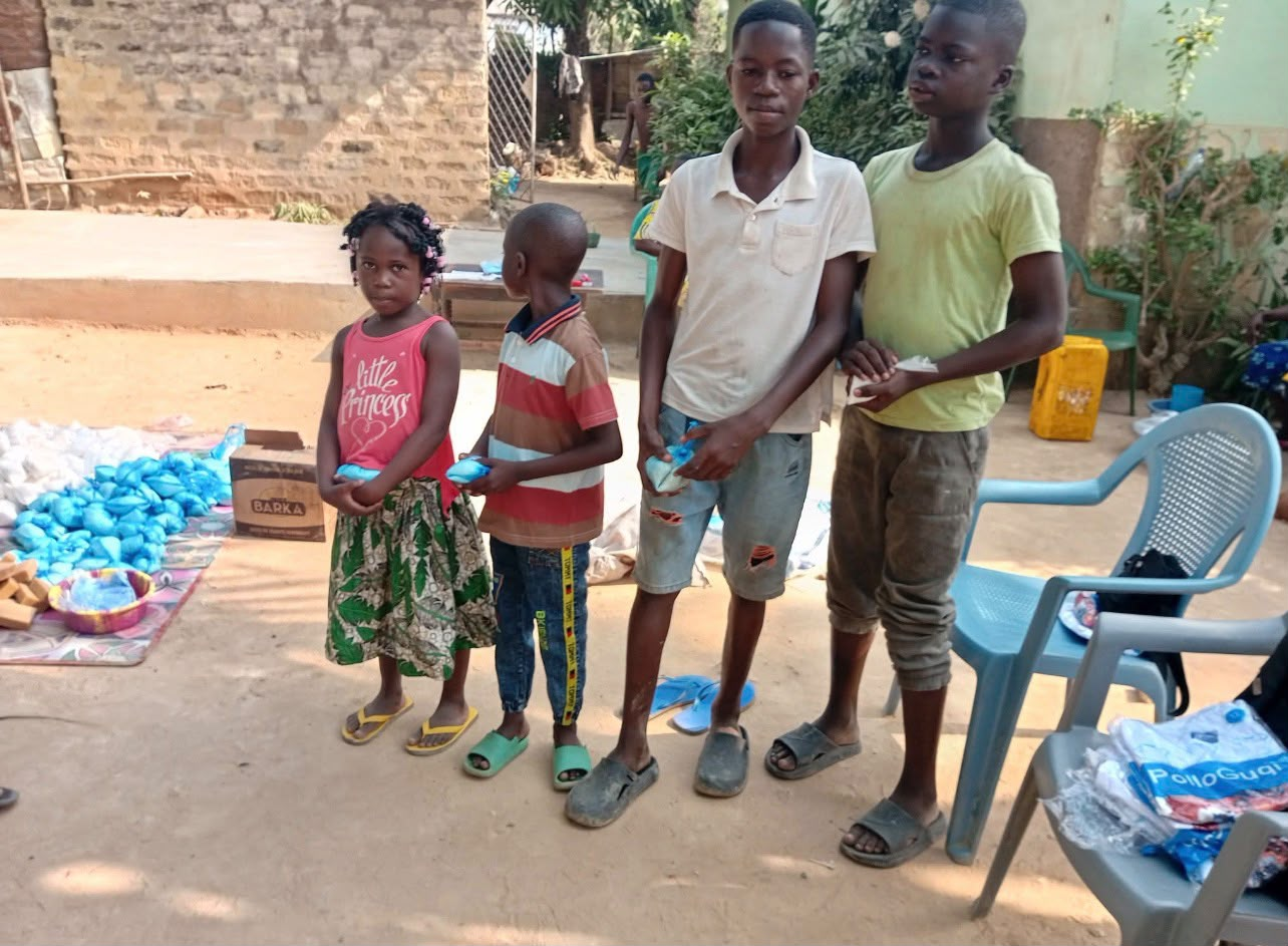 Enfants de l'Orphelinat Les Trois Soleils de Bangui tenant les sachets de vivres remis par Akwaba Eden