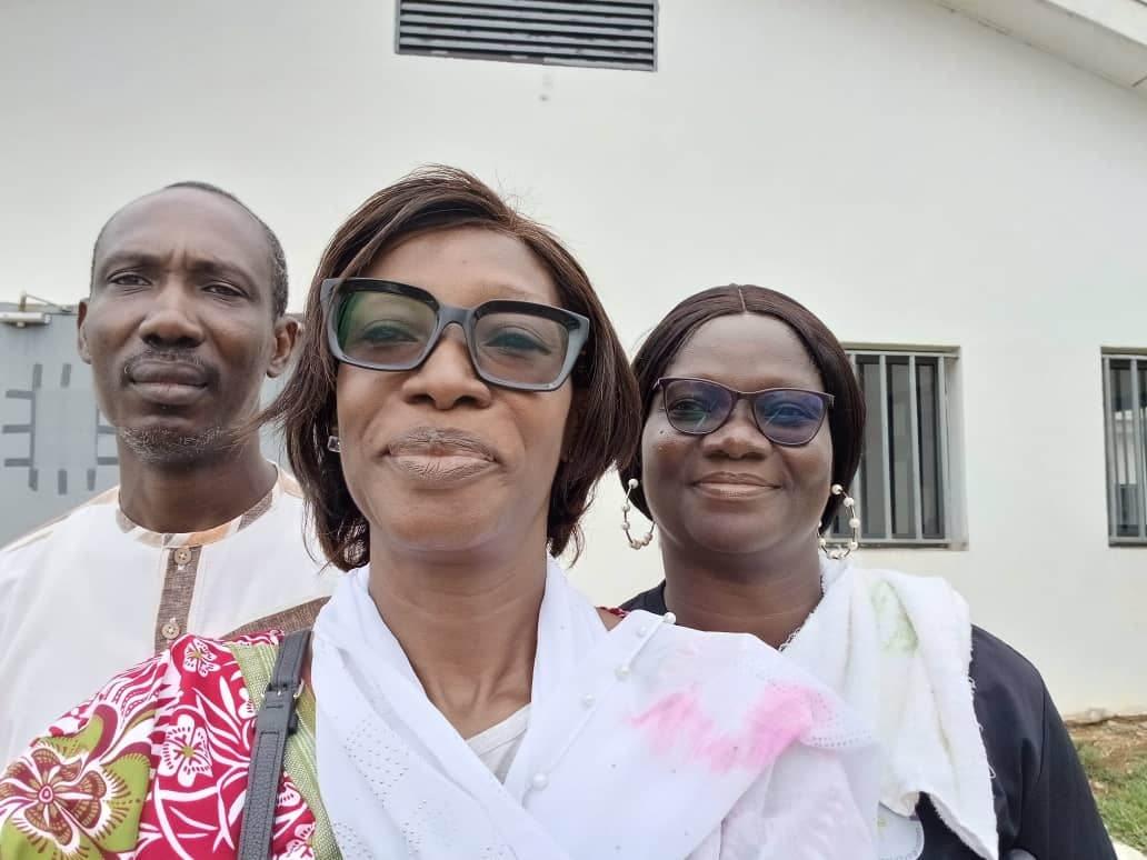 Portrait de Mme Baziomon Aïcha épouse Bayo, présidente de l'ONG Vision d'Amour, avec l'équipe d'Akwaba Eden