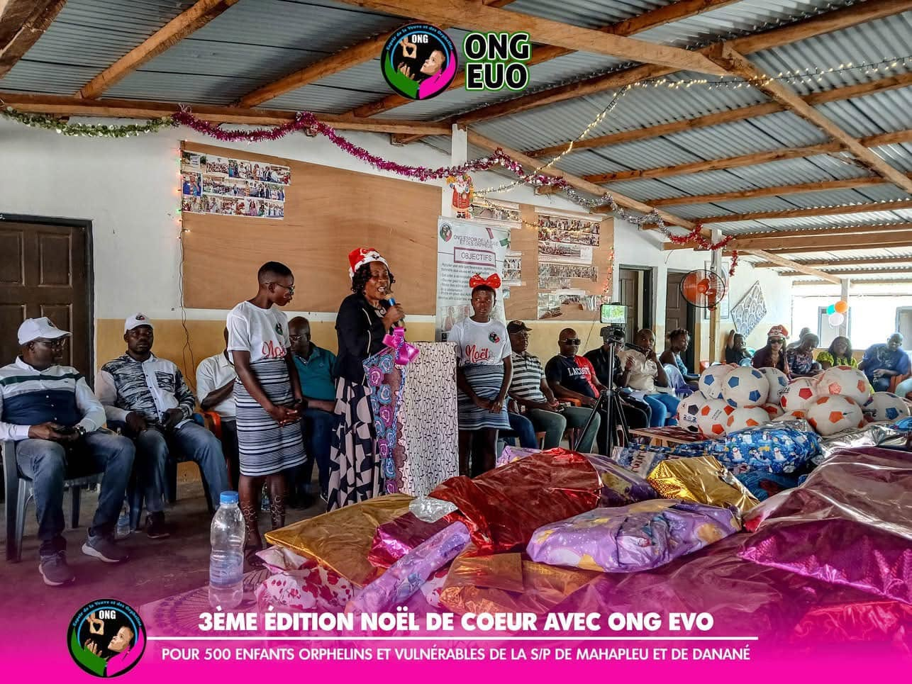 Prise de parole devant les enfants et les autorités locales, avec les cadeaux et ballons de football préparés