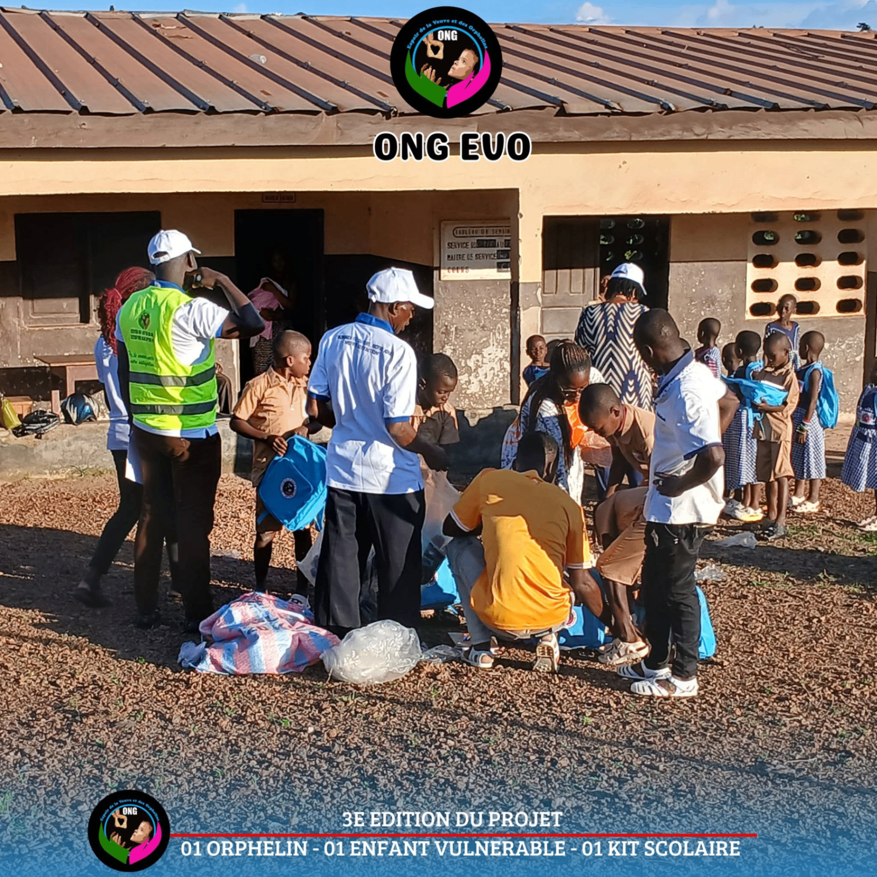 Distribution de sacs à dos bleus aux enfants d'un village de Côte d'Ivoire — 3ème édition du projet