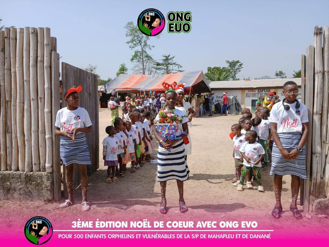 Arrivée solennelle des enfants et animatrices en tenue traditionnelle à la cérémonie du Noël de Cœur