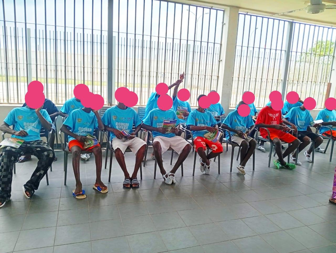 Jeunes mineurs accueillis dans un centre de détention en Côte d'Ivoire lors d'une action de soutien de l'ONG Vision d'Amour