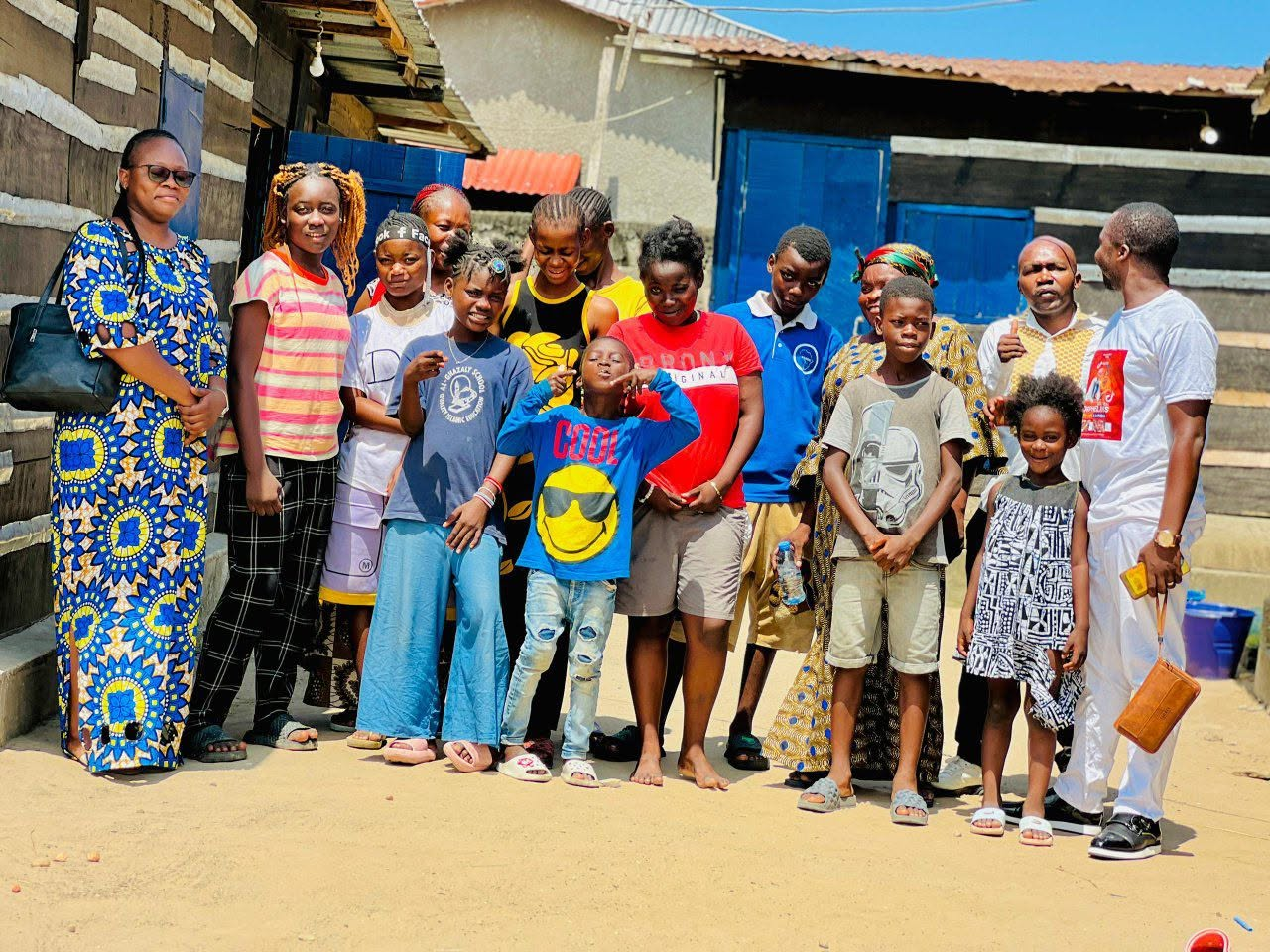 Groupe d'enfants et de jeunes accompagnés par la Fondation Orphelinat Shekina lors de la visite d'Akwaba Eden