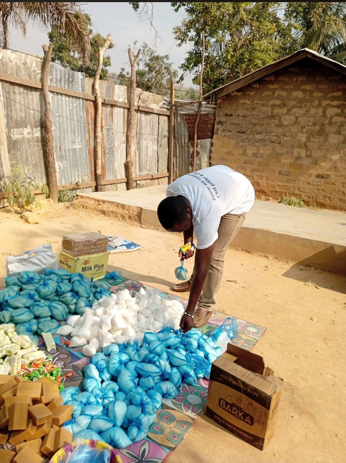 Bénévole d'Akwaba Eden préparant les sachets de vivres et de savon pour les enfants de l'orphelinat à Bangui