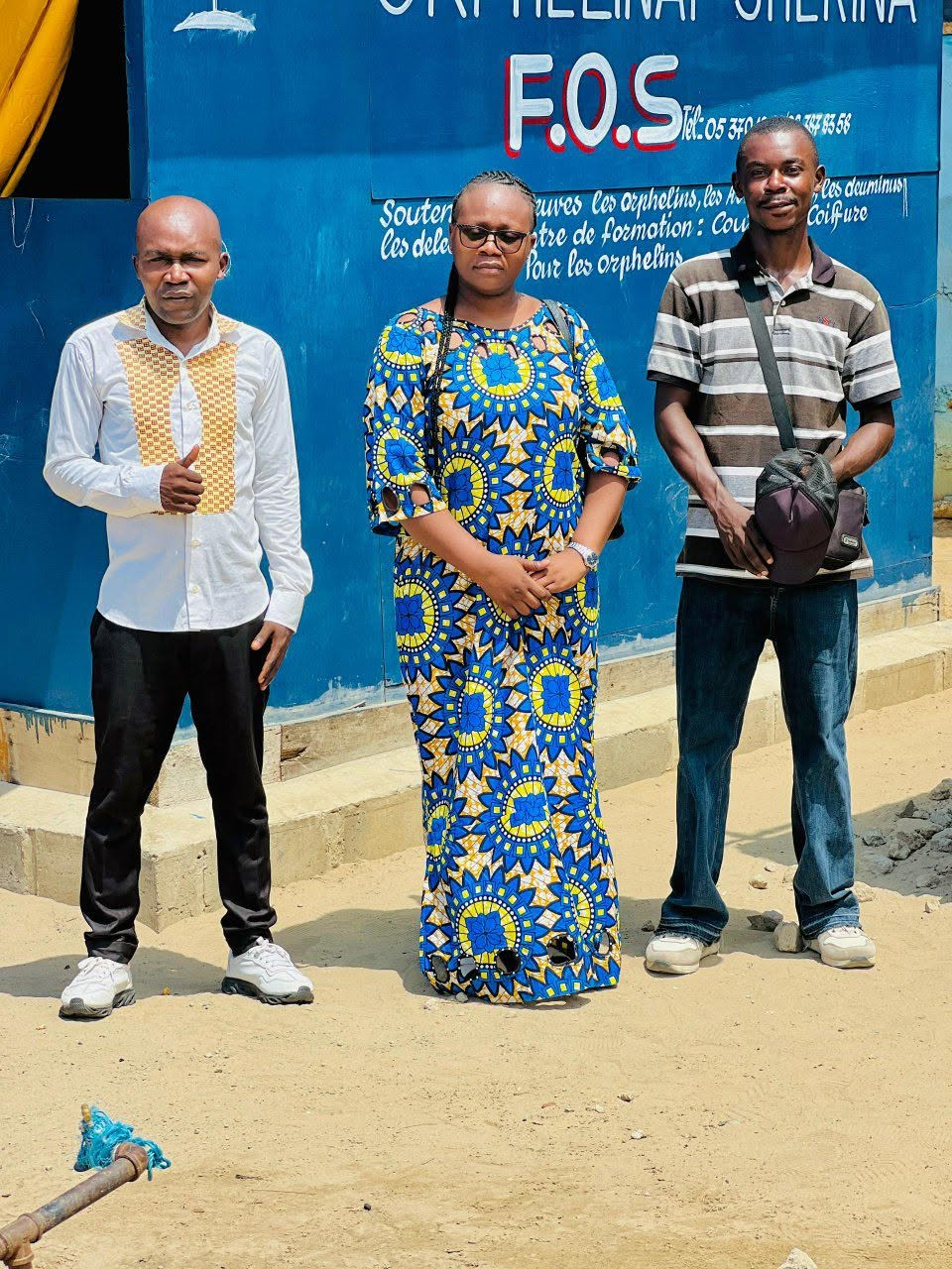 Équipe d'Akwaba Eden et responsables de la Fondation Shekina devant les locaux F.O.S.