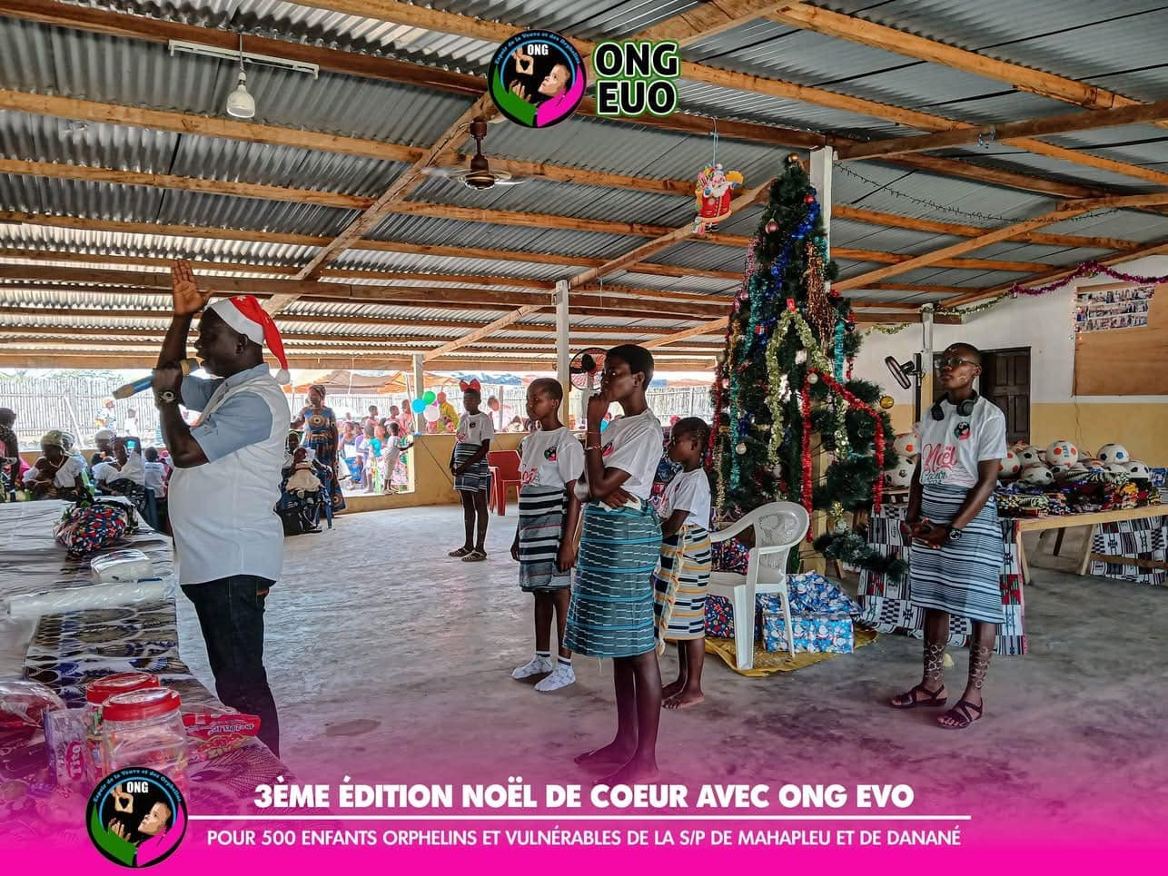 Chants et animations autour du sapin de Noël avec les équipes de l'ONG EVO et Akwaba Eden
