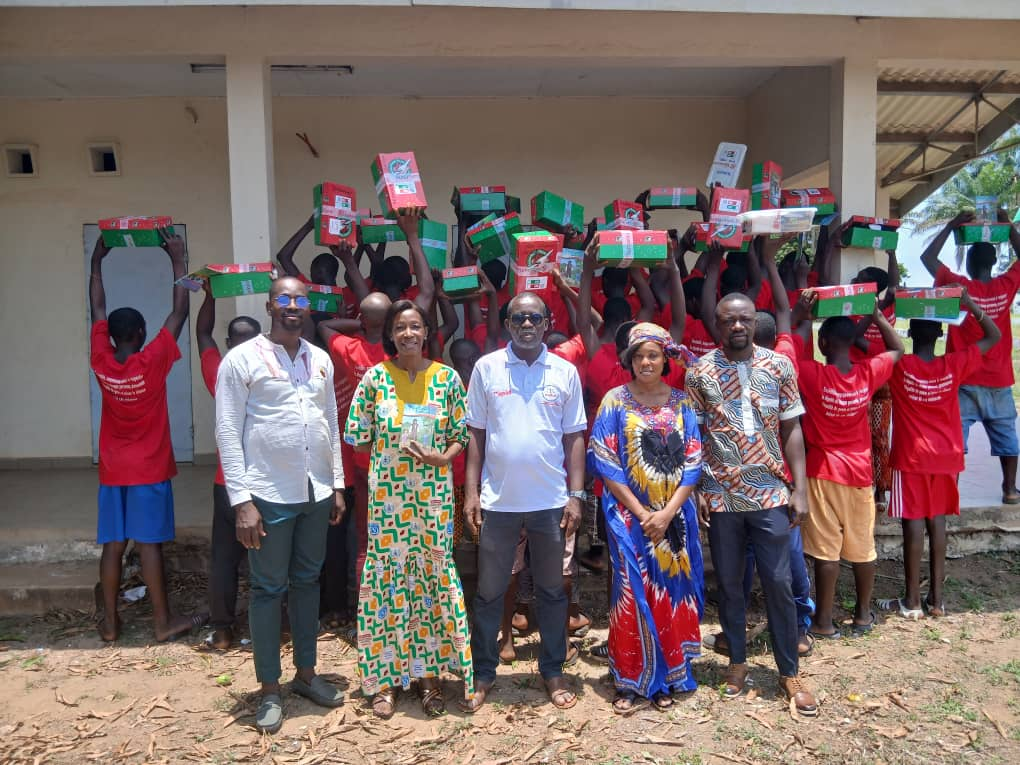 Équipe d'Akwaba Eden et de l'ONG Vision d'Amour lors d'une remise de cadeaux aux mineurs au Centre d'observation de Bingerville, Côte d'Ivoire